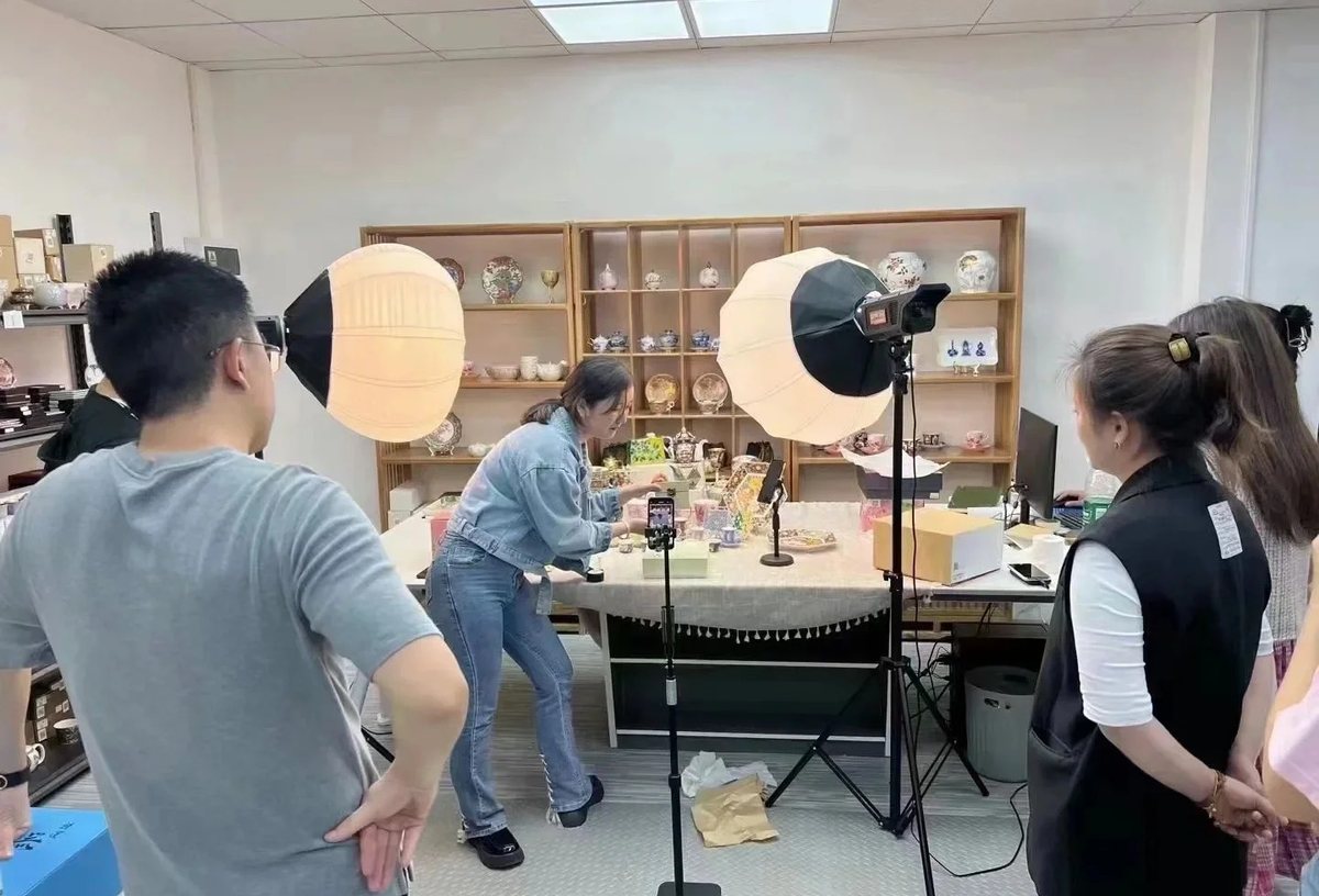 零一时代直播带货实操课堂：学员在影棚灯光下演练直播