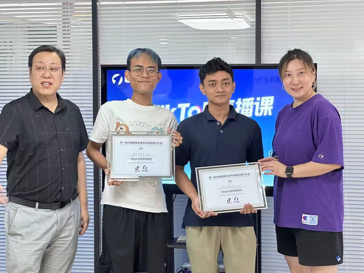 两个印尼小伙飞到天津学直播：从零基础到能带队做海外直播