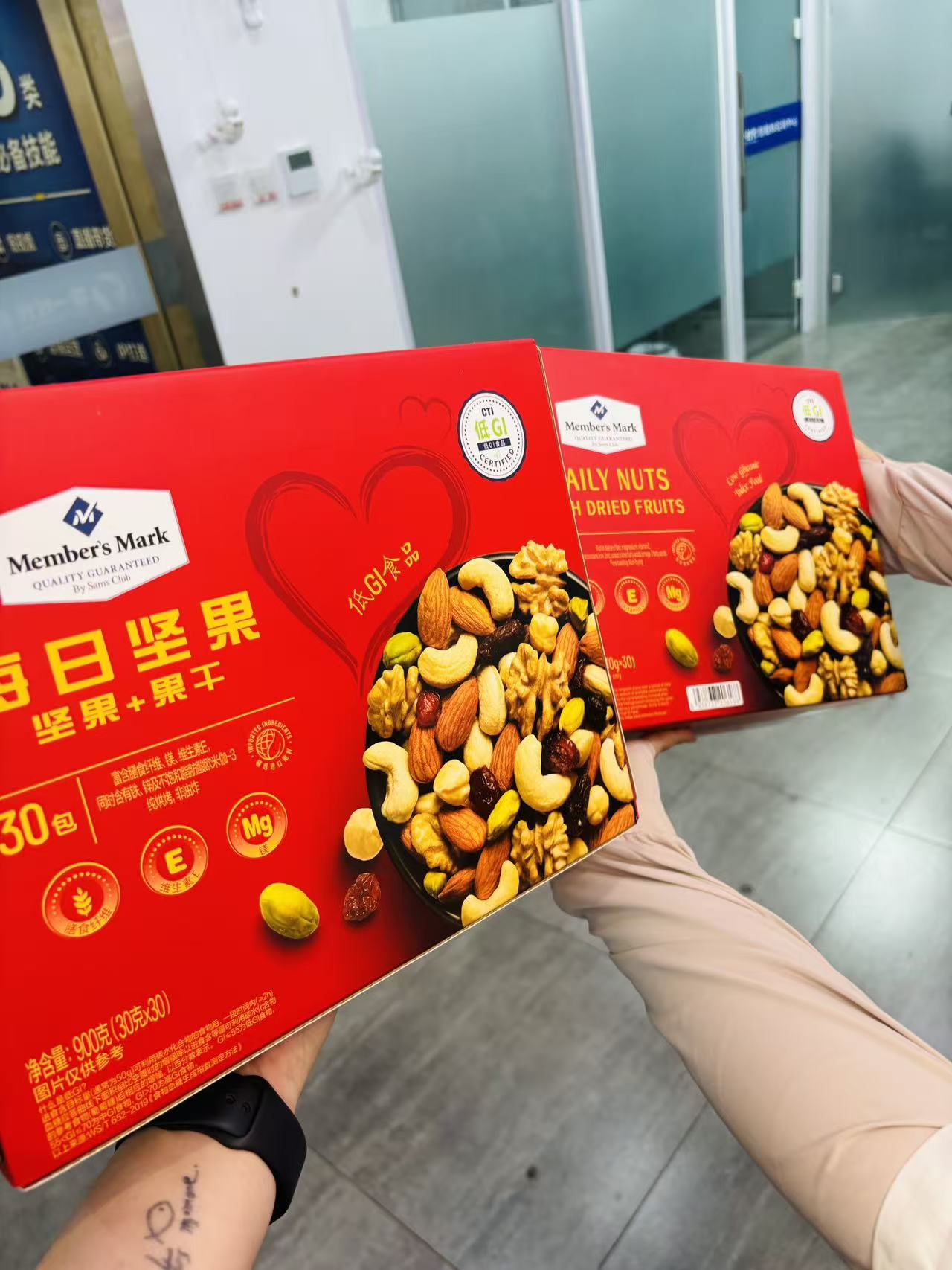 学员带来的每日坚果谢师礼