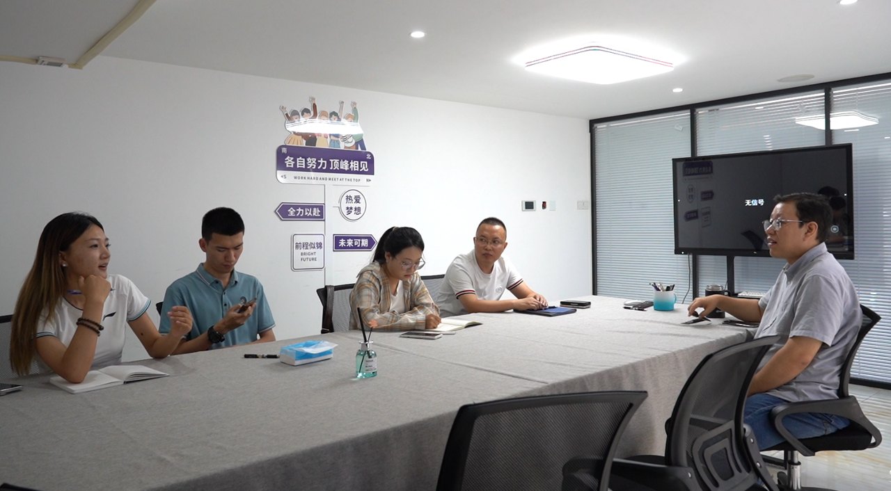 天津校服厂家老板带队学短视频直播：从车间到线上双线获客